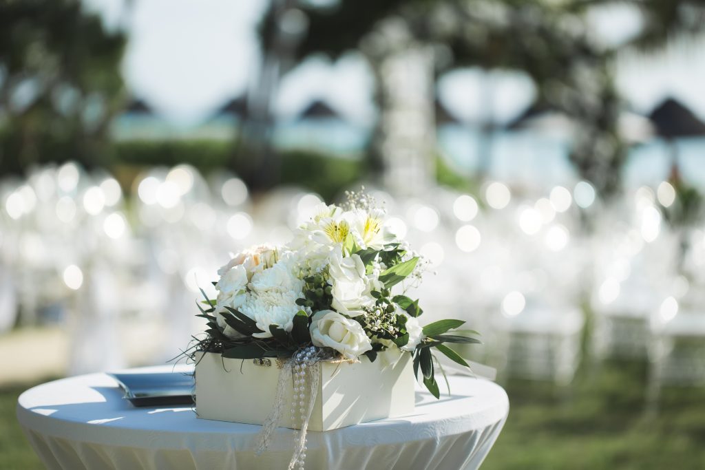 Fleurs blanches pour une cérémonie de mariage élégante