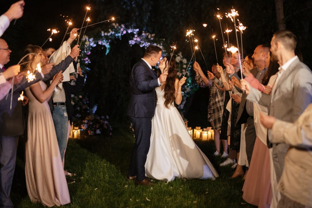 Des Cierges Magiques Au Mariage Des Jeunes Mariés Entre Les Mains D'invités  Joyeux