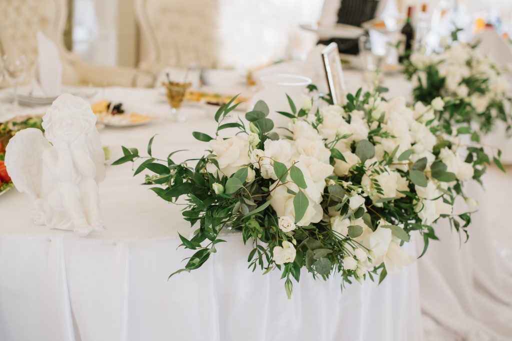 Fleurs blanches pour une cérémonie de mariage élégante Fleurs blanches pour une cérémonie de mariage élégante