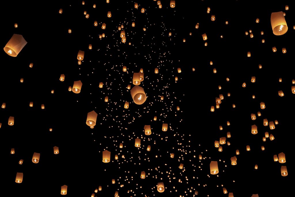 Illuminez de magie votre cérémonie de mariage avec un lâcher de lanternes volantes Illuminez de magie votre cérémonie de mariage avec un lâcher de lanternes volantes