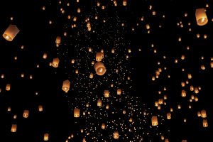 Illuminez de magie votre cérémonie de mariage avec un lâcher de lanternes volantes