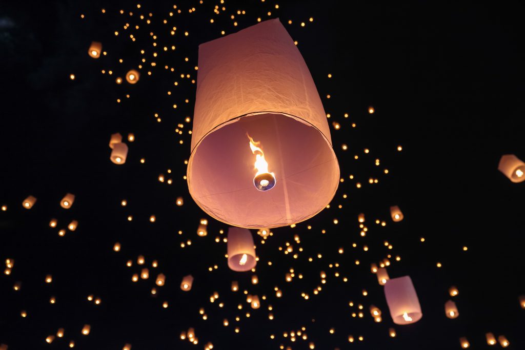 Illuminez de magie votre cérémonie de mariage avec un lâcher de lanternes volantes Illuminez de magie votre cérémonie de mariage avec un lâcher de lanternes volantes
