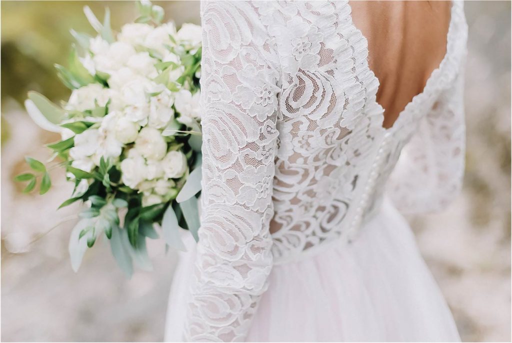 Fleurs blanches pour une cérémonie de mariage élégante Fleurs blanches pour une cérémonie de mariage élégante
