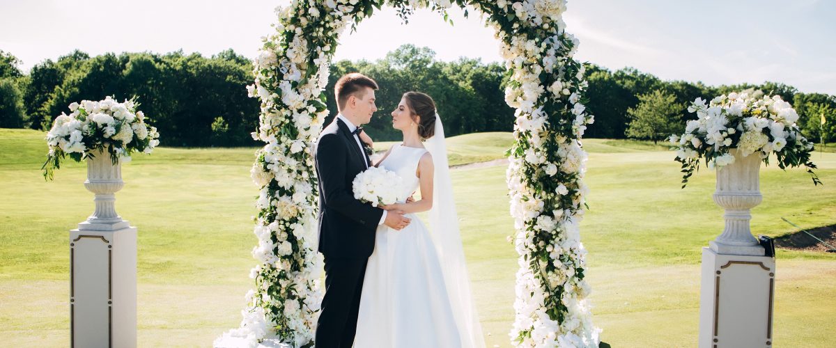 Fleurs blanches pour une cérémonie de mariage élégant