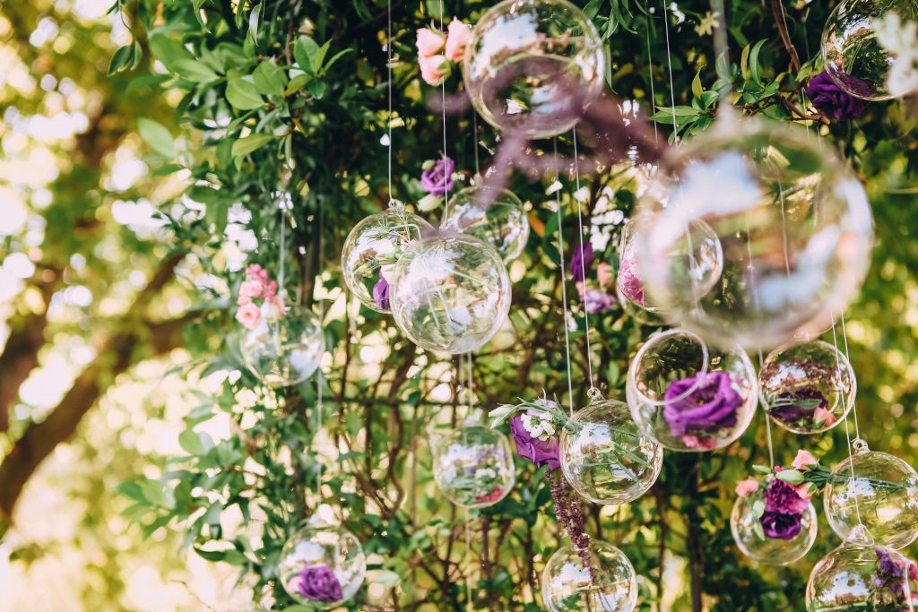 Un mariage féerique avec des photophores bougeoirs suspendus Un mariage féerique avec des photophores bougeoirs suspendus