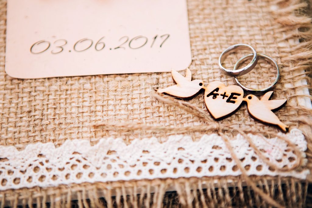 Jute et Dentelle pour une décoration de table de mariage rustique Jute et Dentelle pour une décoration de table de mariage rustique