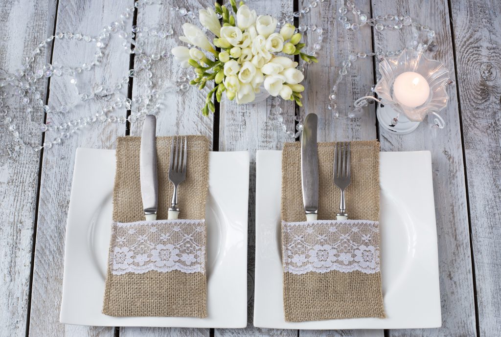 Jute et Dentelle pour une décoration de table de mariage rustique Jute et Dentelle pour une décoration de table de mariage rustique