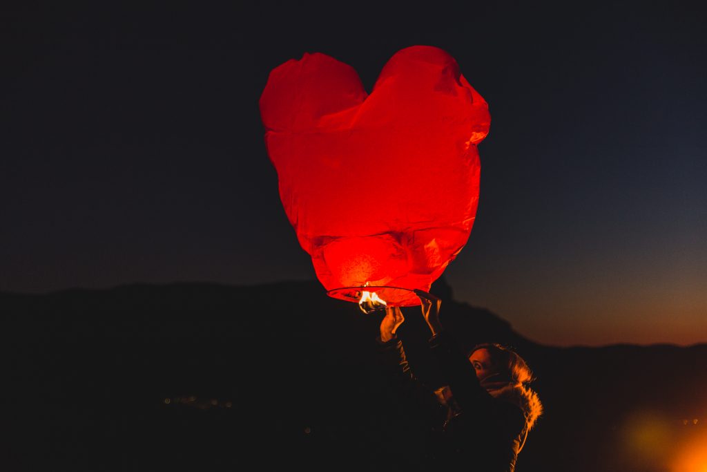 Illuminez de magie votre cérémonie de mariage avec un lâcher de lanternes volantes Illuminez de magie votre cérémonie de mariage avec un lâcher de lanternes volantes