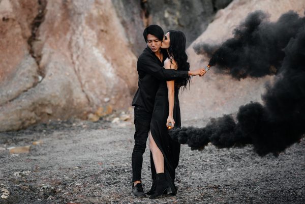 Les fumigènes colorés, must-have pour vos photos de mariage