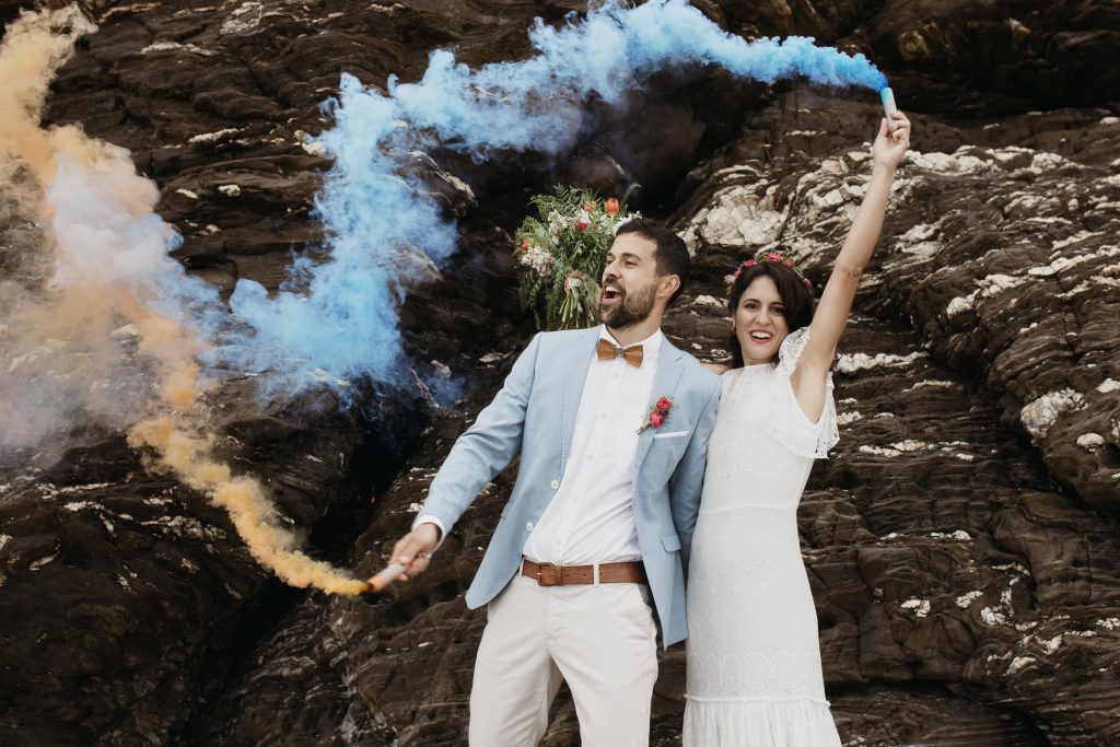 Les fumigènes colorés, must-have pour vos photos de mariage Les fumigènes colorés, must-have pour vos photos de mariage