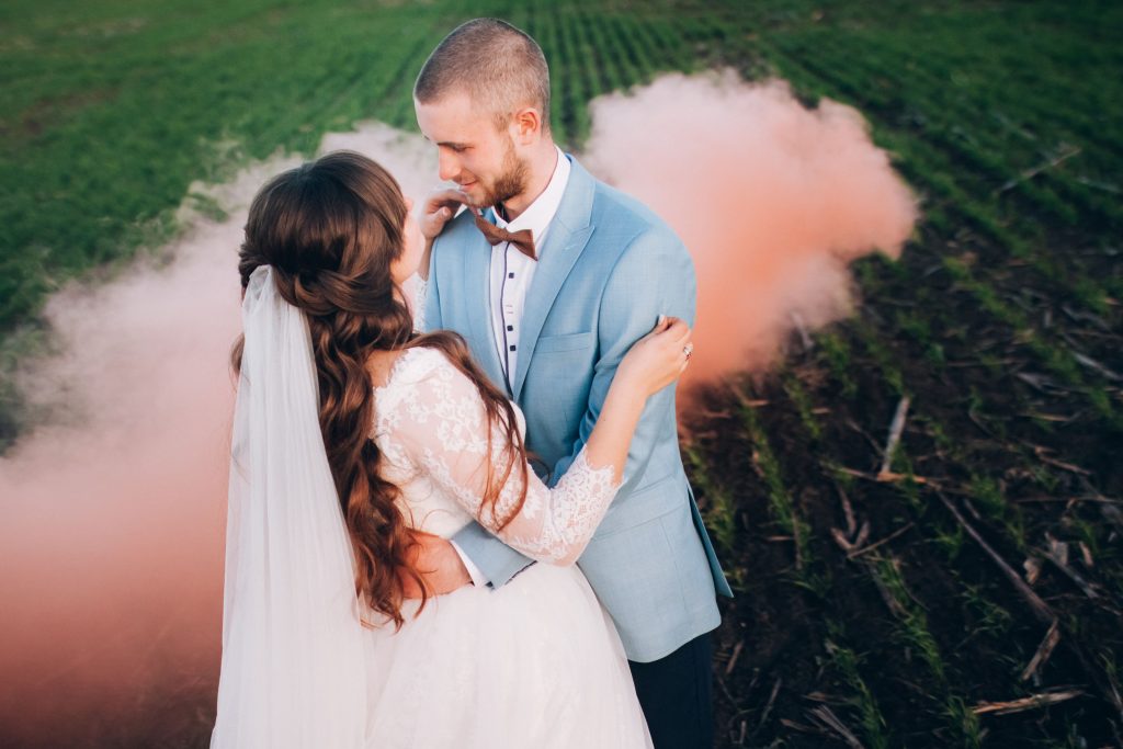 Les fumigènes colorés, must-have pour vos photos de mariage Les fumigènes colorés, must-have pour vos photos de mariage