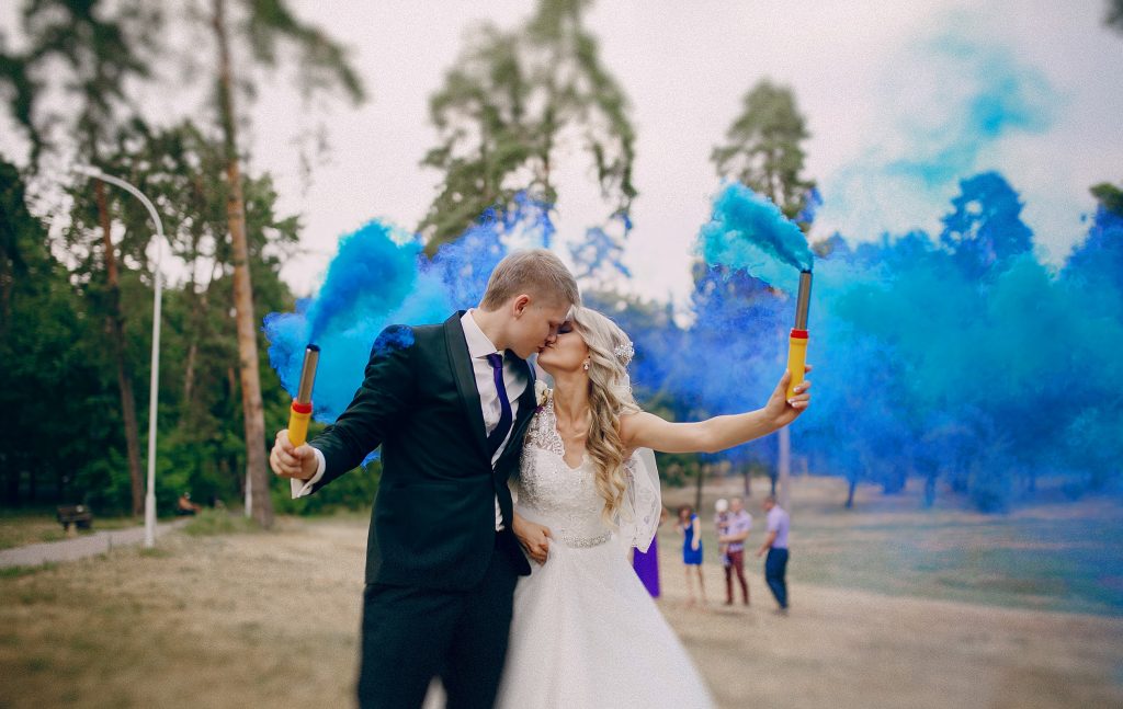 Les fumigènes colorés, must-have pour vos photos de mariage