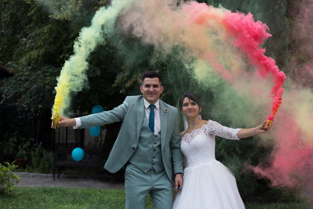 Les fumigènes colorés, must-have pour vos photos de mariage Les fumigènes colorés, must-have pour vos photos de mariage