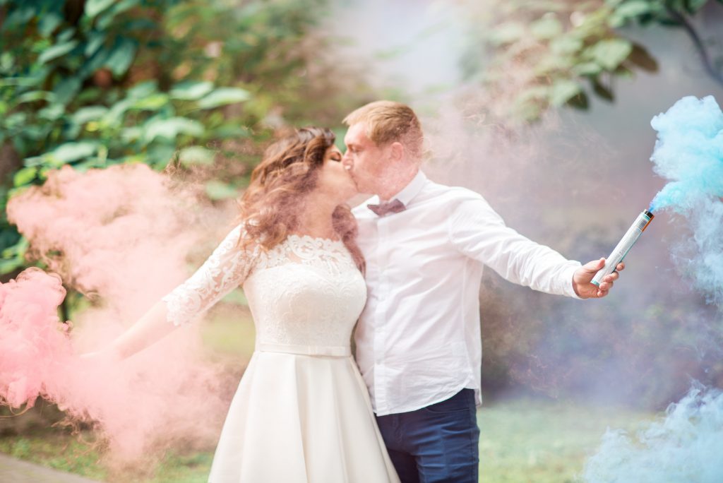 Les fumigènes colorés, must-have pour vos photos de mariage Les fumigènes colorés, must-have pour vos photos de mariage