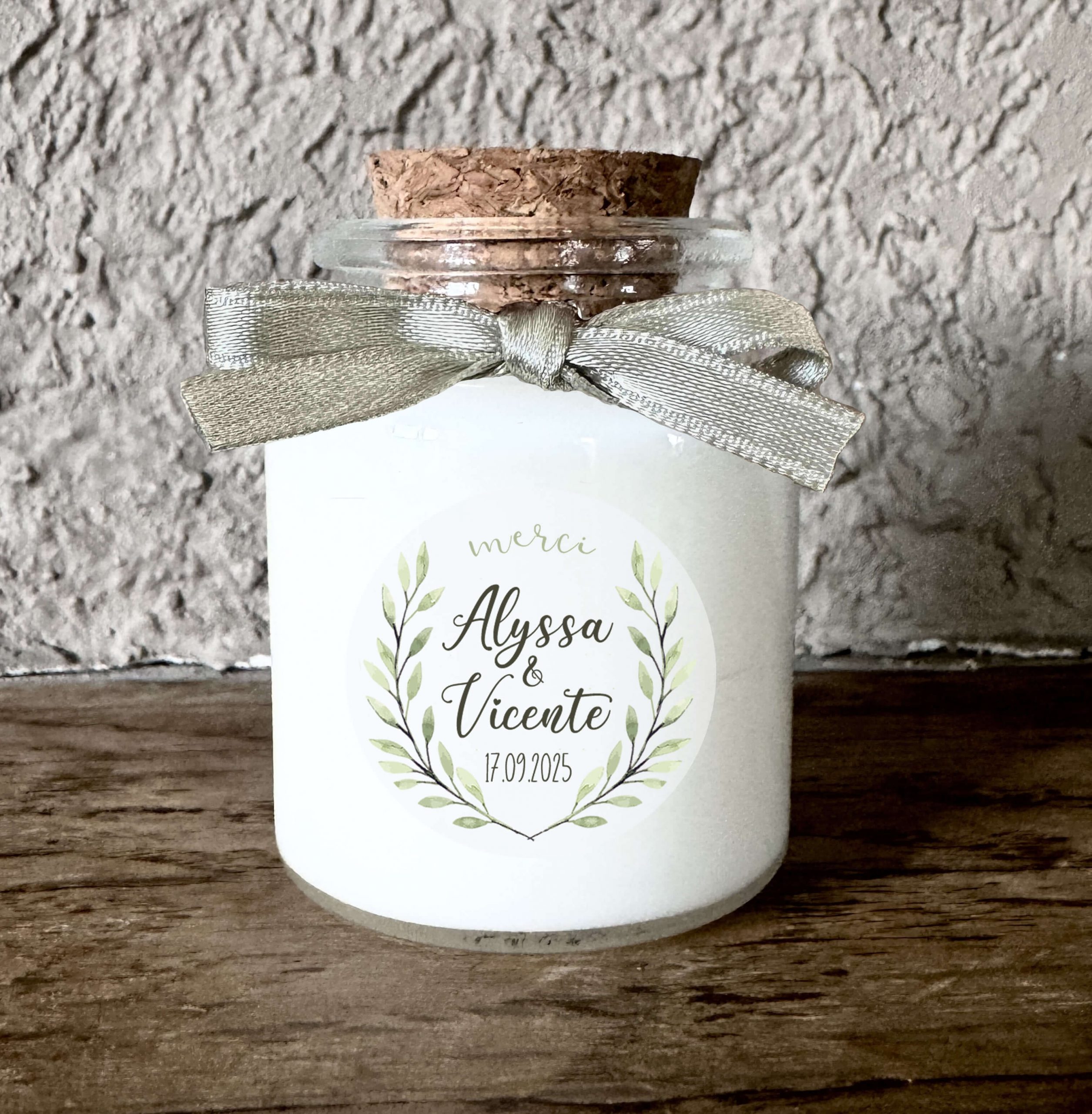 Bougie personnalisée mariage naturelle avec feuillage vert et message merci, idée cadeau invité artisanale en cire de soja.